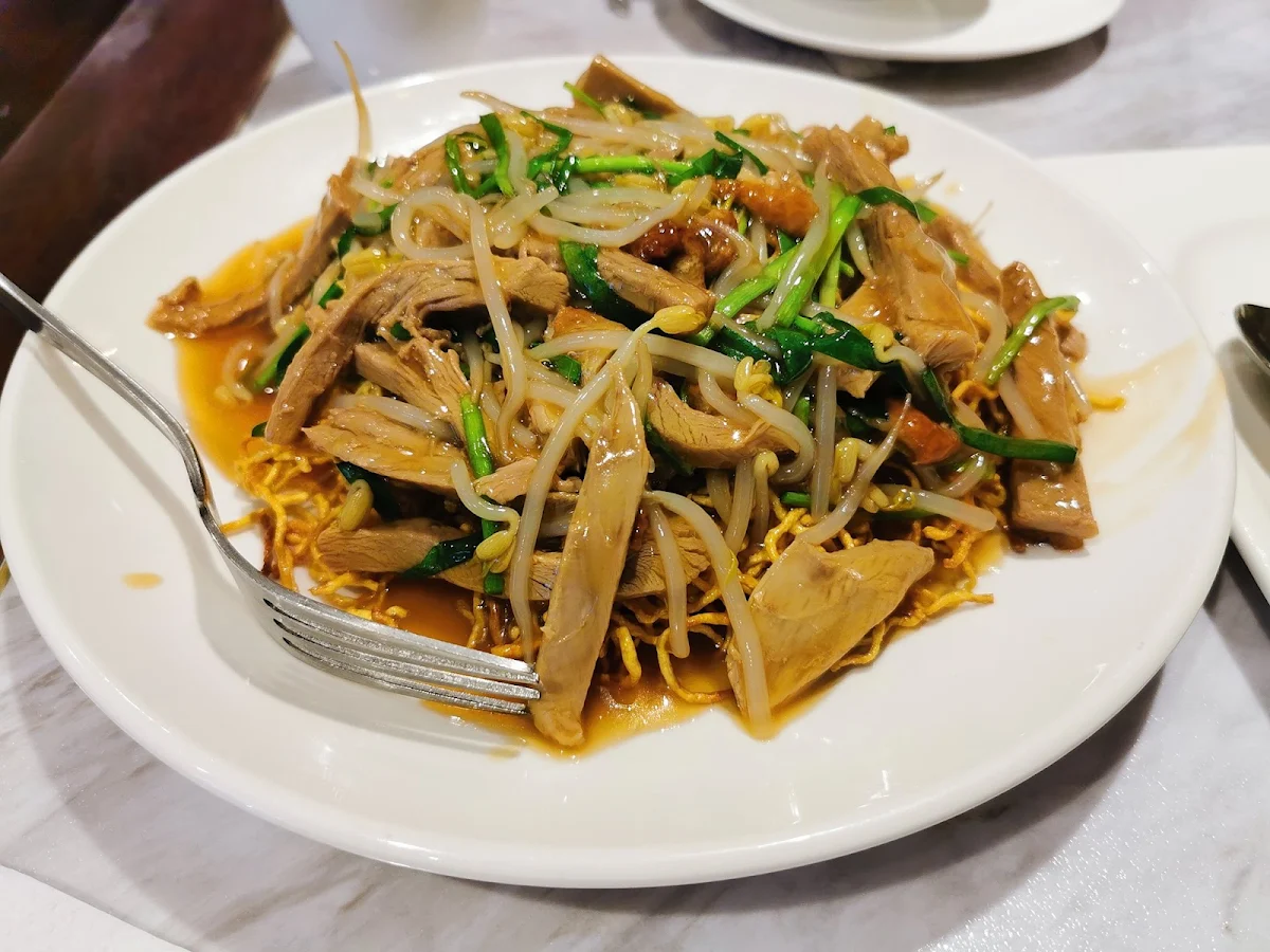 Stir Fried Flat Rice Noodle with Beef 干炒牛河